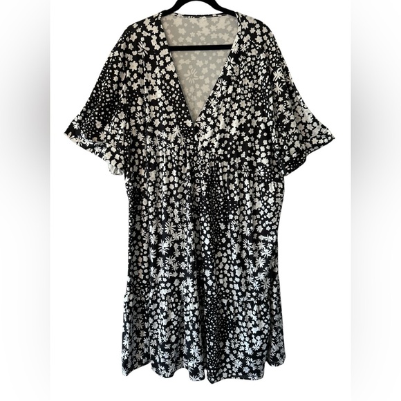 Plus Size 6XL = 24W Black & White Floral V-Neck Mini Dress Flutter Sleeves NWOT. - Picture 1 of 9